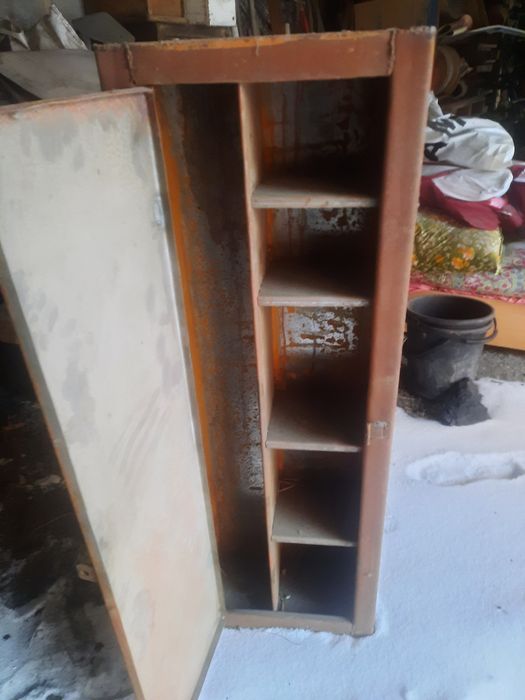 Продам металический сейф.