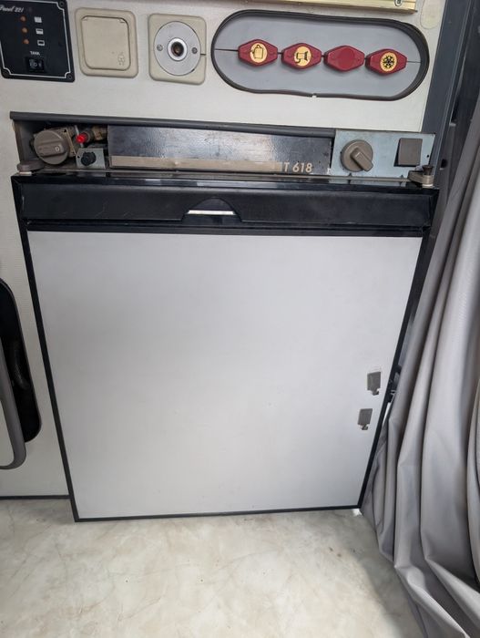 Frigider  pe 12 Volti gaz și 220