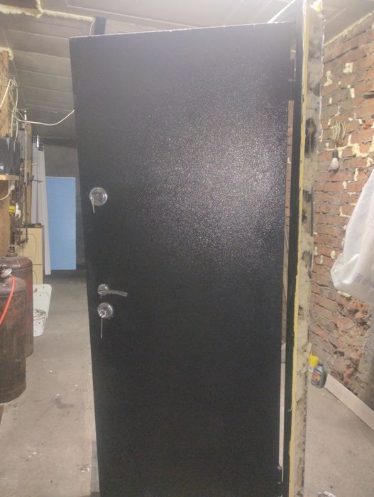 Продам дверь металлическая входная