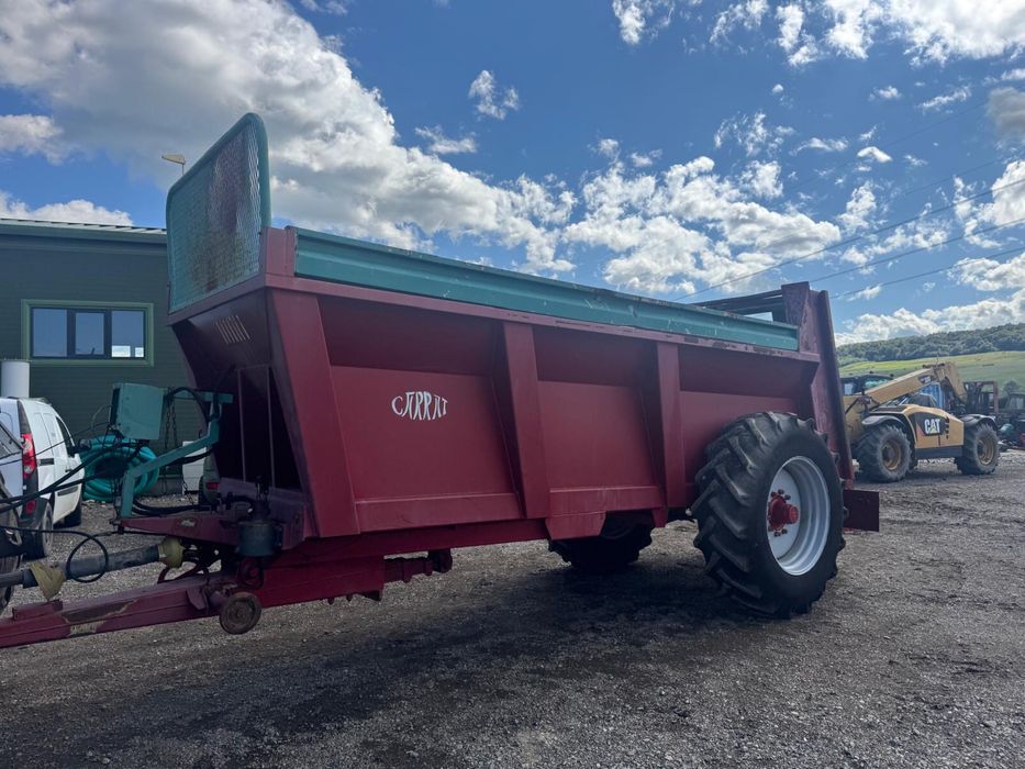 Remorcă de împrăștiat gunoi