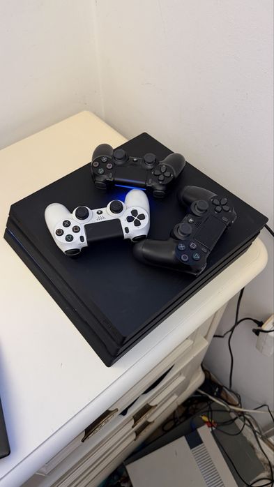 PS 4 PRO cu 3 Controlere dualshock 4