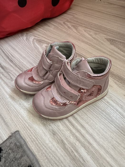 Обувки за деца