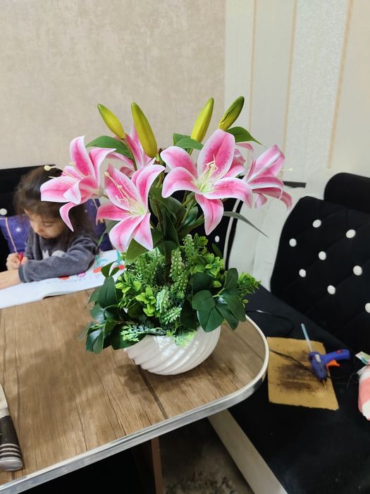 Suniy arxideya va liliya sotiladi