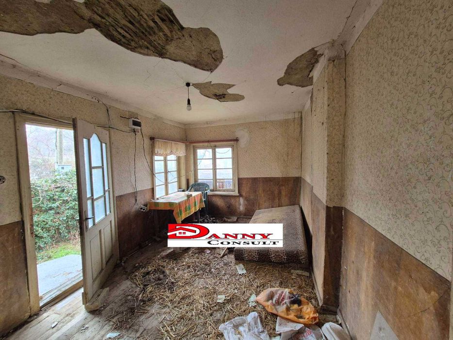 Стара къща с двор и кладенец в с. Балканци - общ. Стражица