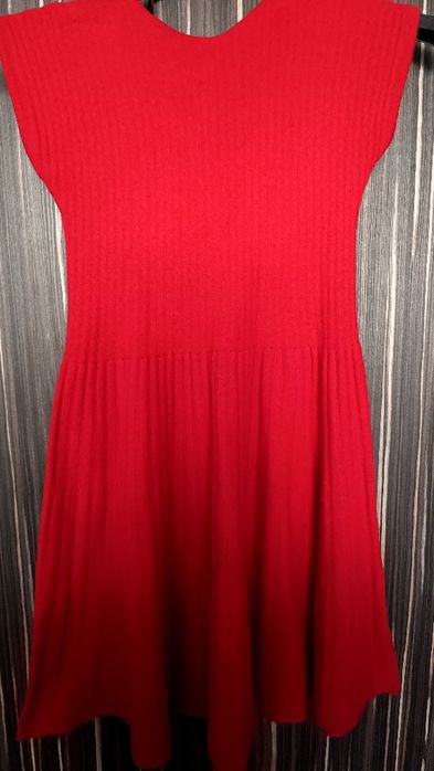 Червена плътна рокля - за зимата