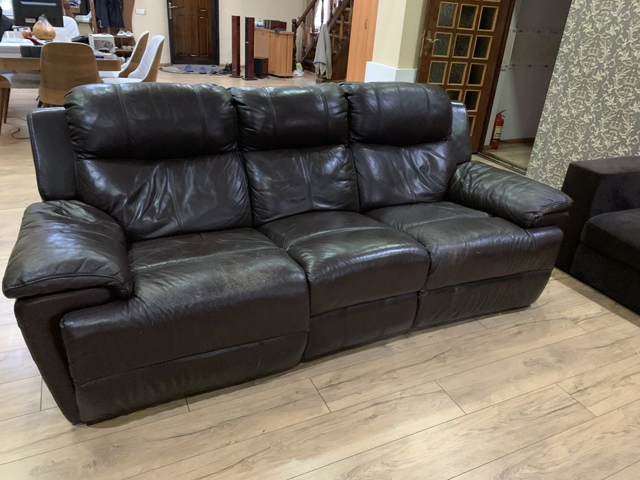 Кожаный диван. Раскладывающийся