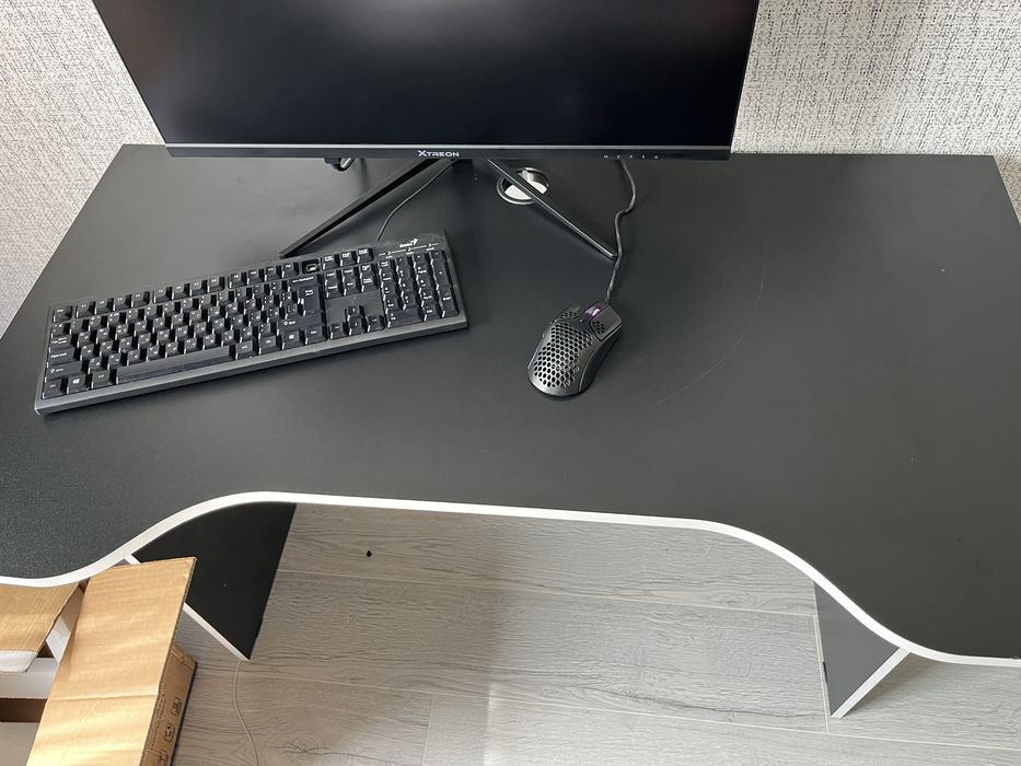 Стол компьютерный с вырезом