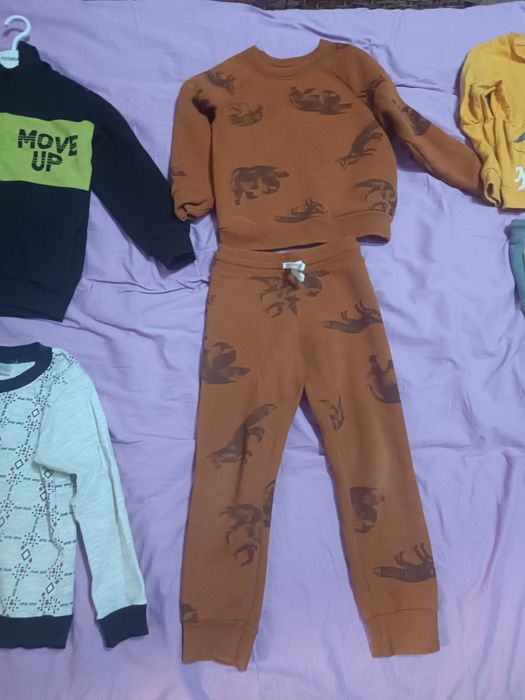 Одежда для мальчика примерно 3-6лет.