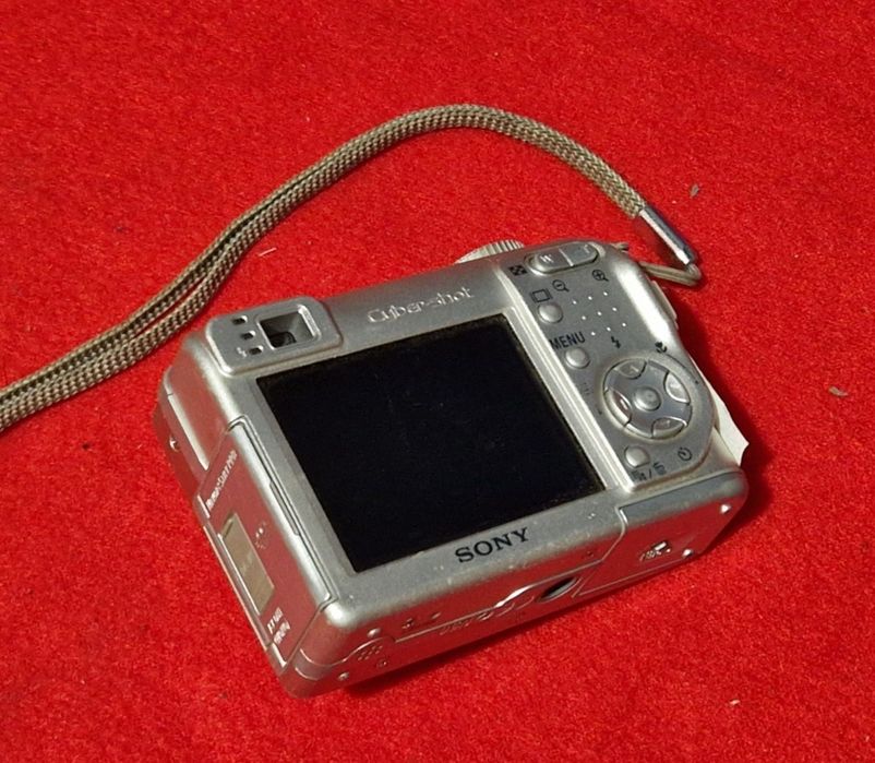 Aparat Photo sony cu defect la obiectiv, nu iese de tot.