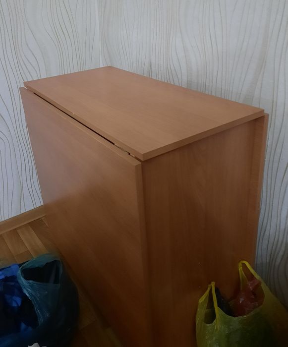 Продаеться стол книжка