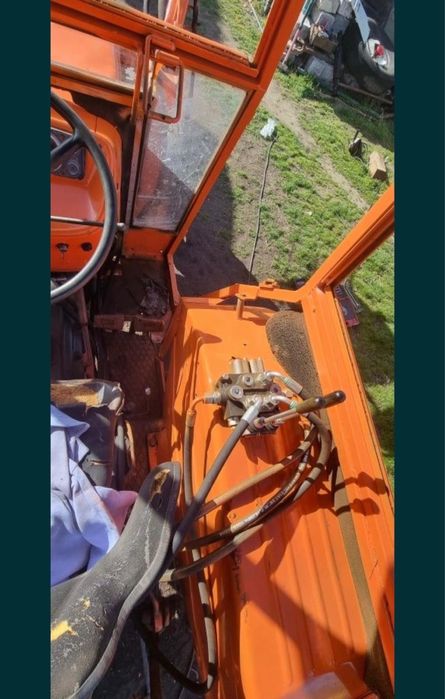 Vand tractor fiat cu incarcator frontal