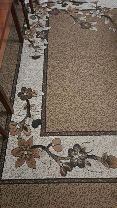 Ковер в отличномсостоянии, бежевый