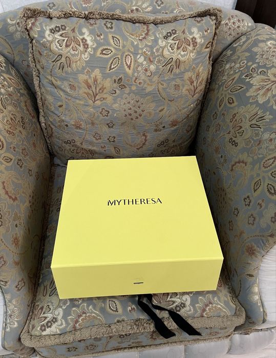 Продам коробки от MYTHERESA