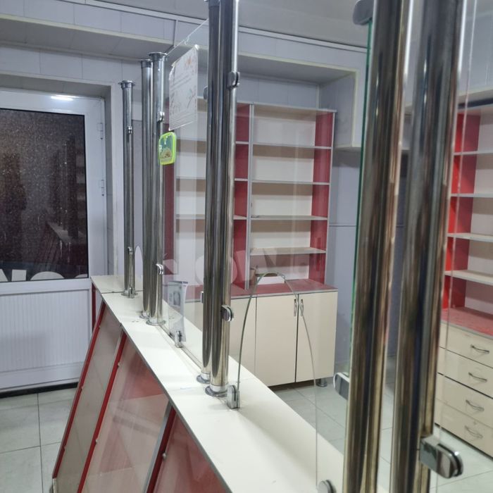 Продается Витрина и полки для Аптеки