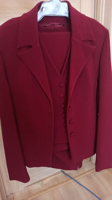 Продам костюм-тройку