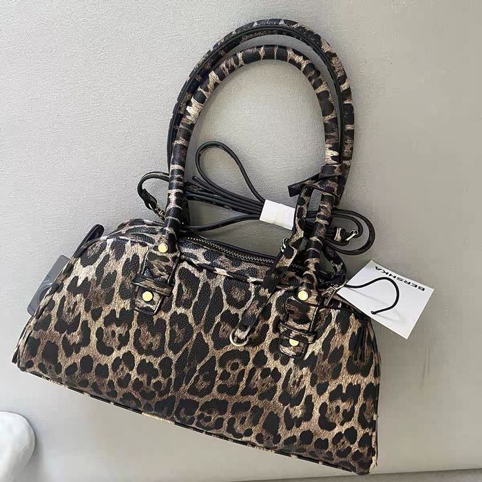 Сумка бренда Bershka