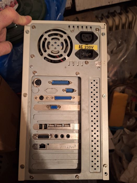 Vând calculator Pentium 2 Intel 350