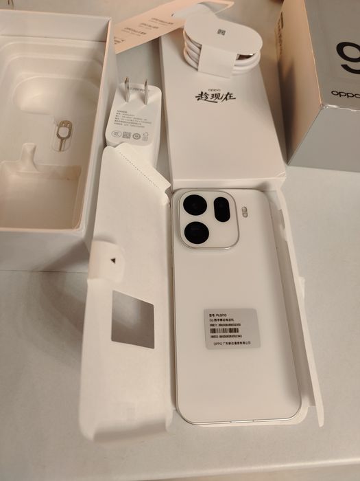 Vând OPPO Find X9 PRO