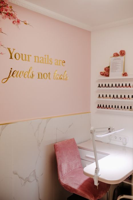 Căutăm HAIRSTYLIST PFA pentru salonul REFINE!