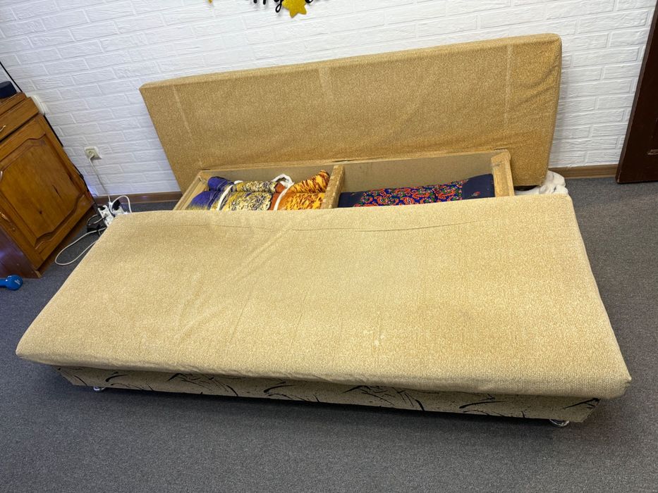 Продаю б/у диван