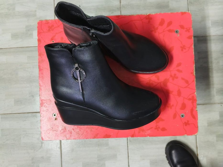 Продам женскую обувь