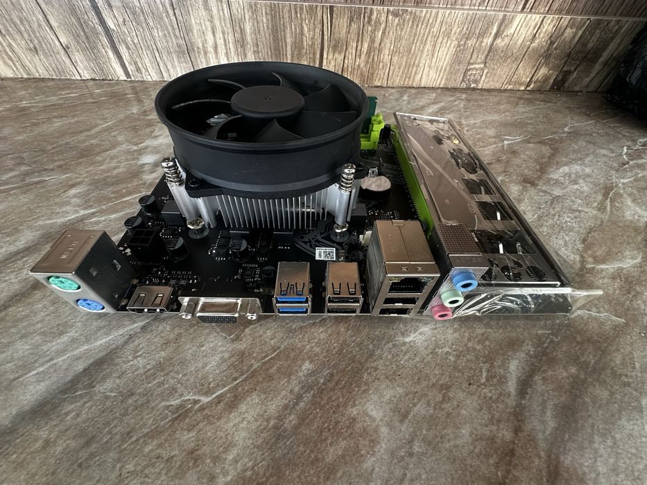 Motherboard H310 Corei 5 9400 Azu 8gb 3.200  Srochna sotiladi