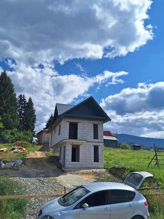 Vând casă și teren