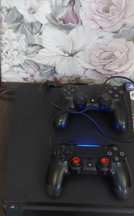 ПРОДАМ PS 4  в хорошем состоянии