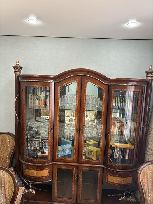 Продам сервант из натурального дерева