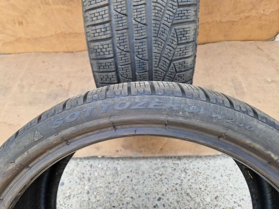 2 Pirelli R19 235/35 Зимни гуми  DOT3221