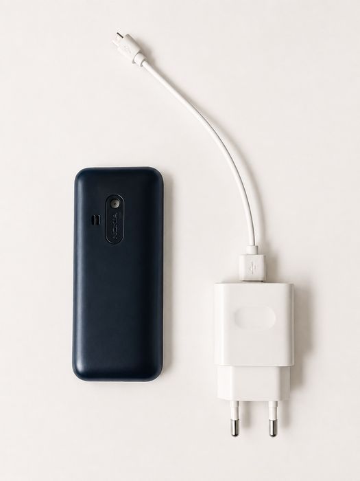 Nokia 220 + зарядка