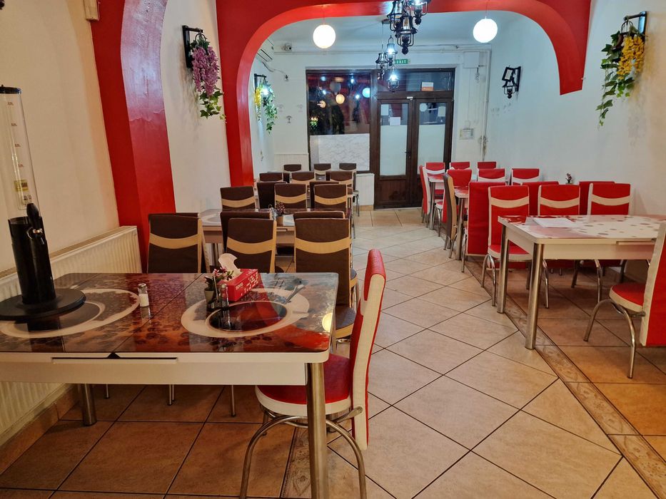 Mobilier restaurant scaune mese vitrine frigorifice frigidere dozator