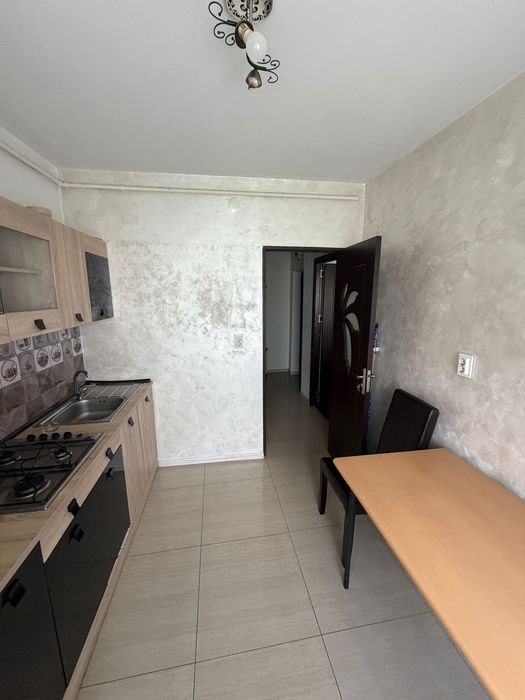 Închiriez apartament cu 2 camere