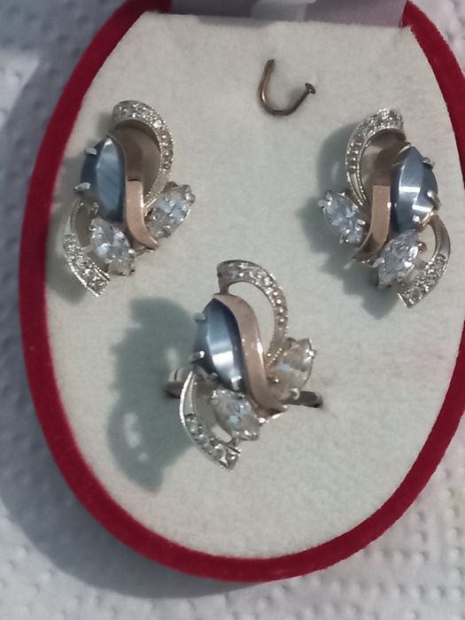 Комплект, состоящий из серебра со вставками из золота.