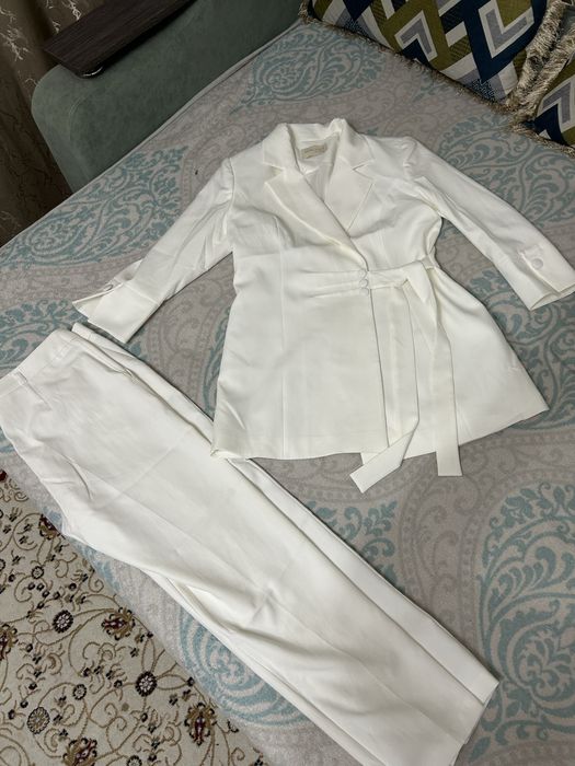 Продам белый брючный костюм