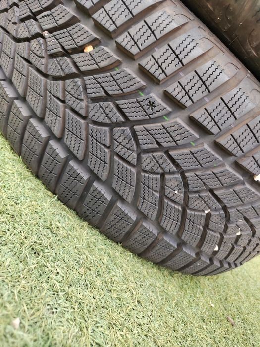 4 бр зимни 225/45/18 Goodyear