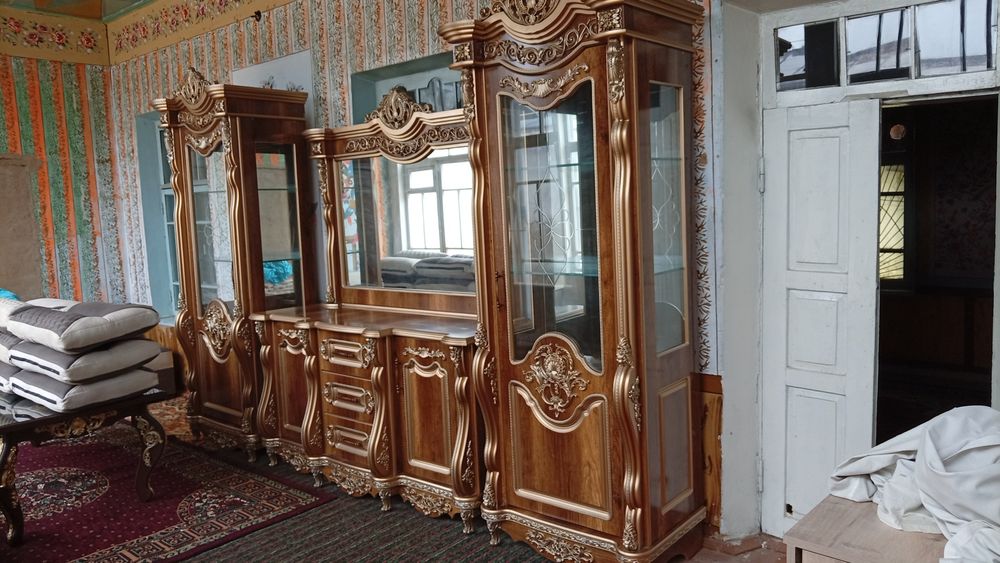 Мебел горка и спальный гарнитур  продаётся