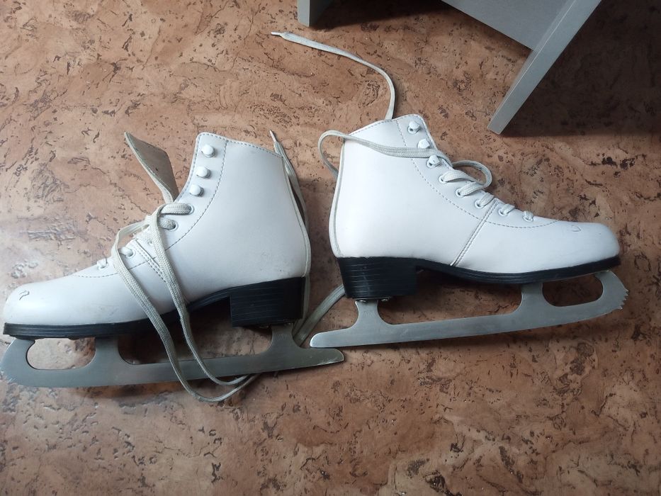 Коньки женские фигурные