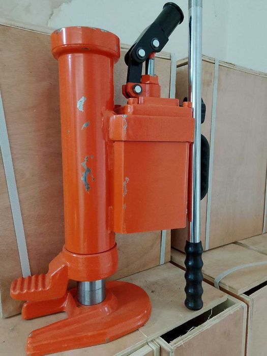 Домкрат для грузовой и спец техники  грузоподъемность 10 тн