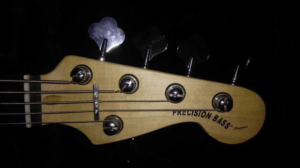 Продам гитару Fender Professional Bass