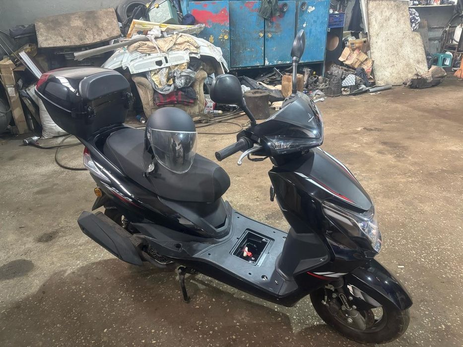 Продам скутер, объём 49см³, пробег 50км.