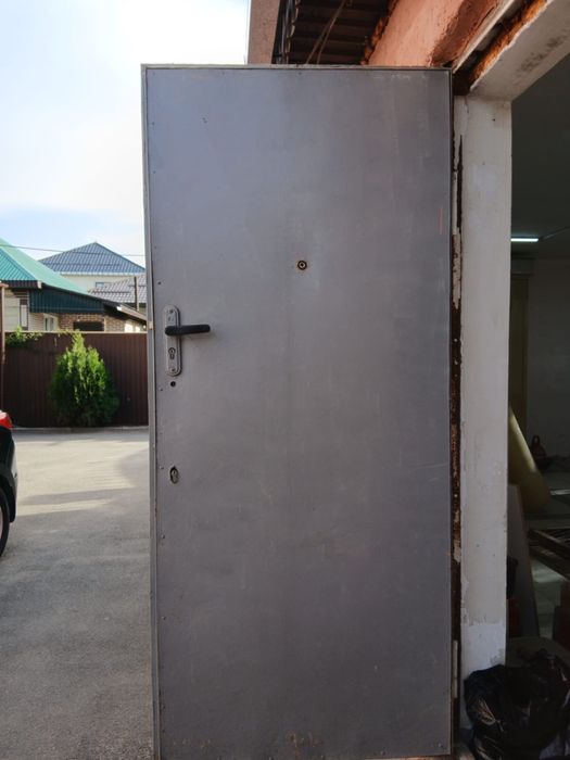 продам металлическую дверь