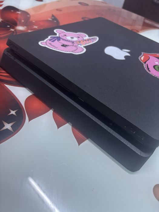 PlayStation 4 Slim + 4 jocuri incluse