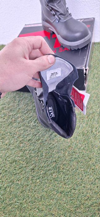 Високи работни обувки кубинки