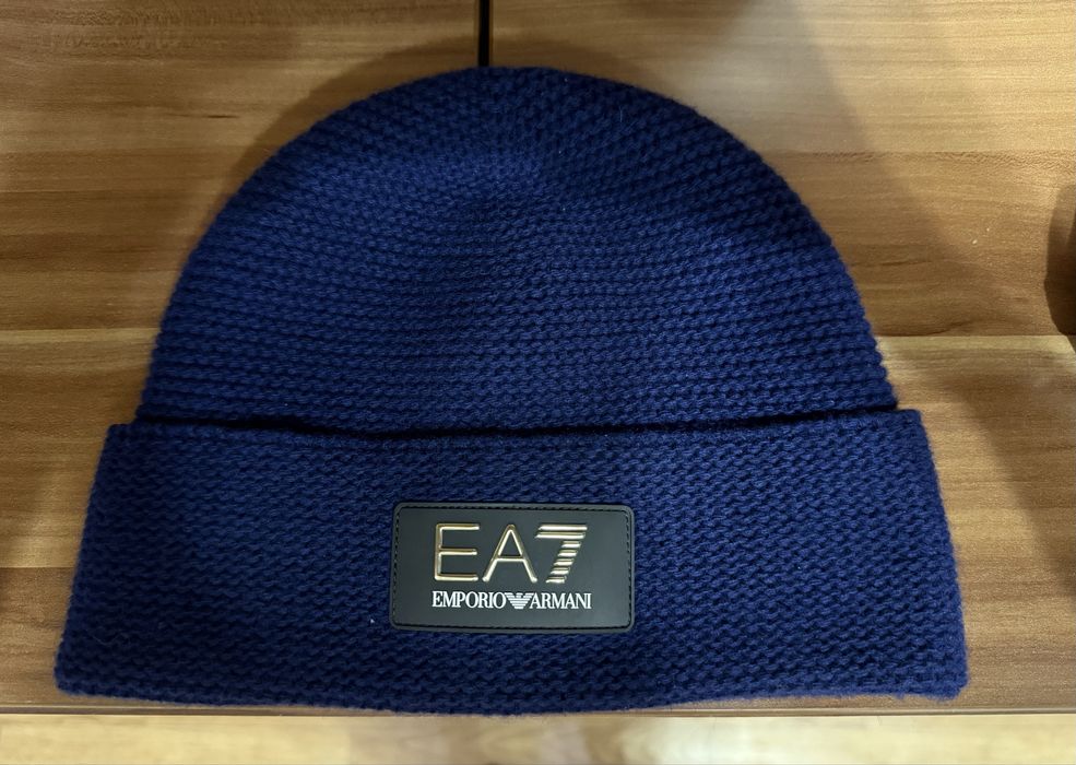 Продам шапка новая EA7 в оригинале