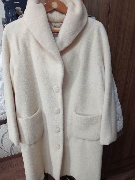 Продается женское пальто.