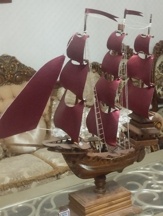Продам недорого корабль сувенир из дерева