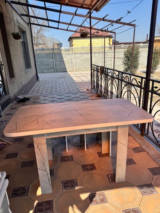 Новый кухонный стол и табуретки