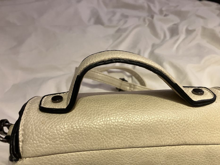 Бяла дамска чанта