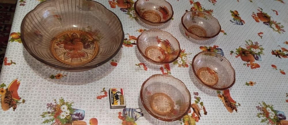 2 различни комплекта "Купа с 5-6 малки купички от кафяво стъкло